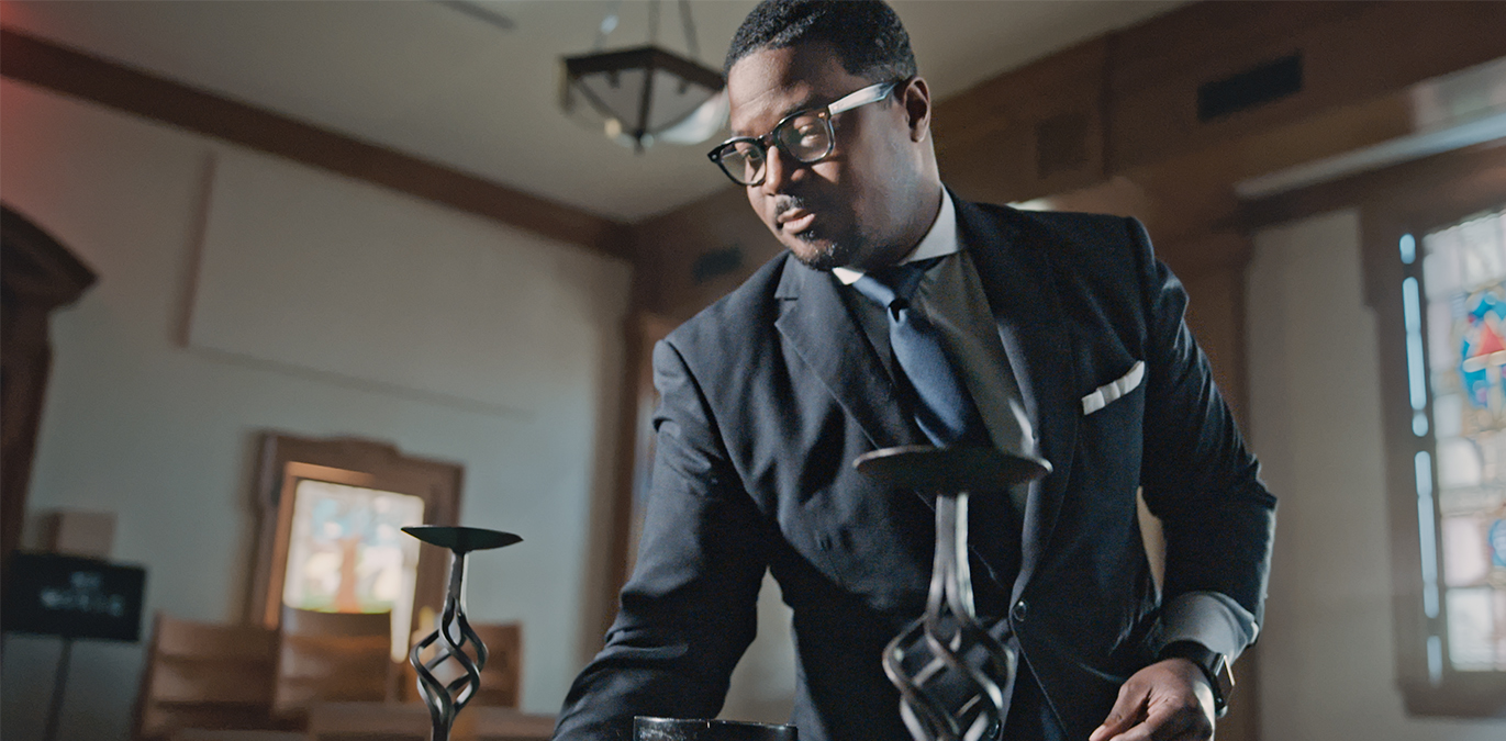 A compass pointing in the South direction